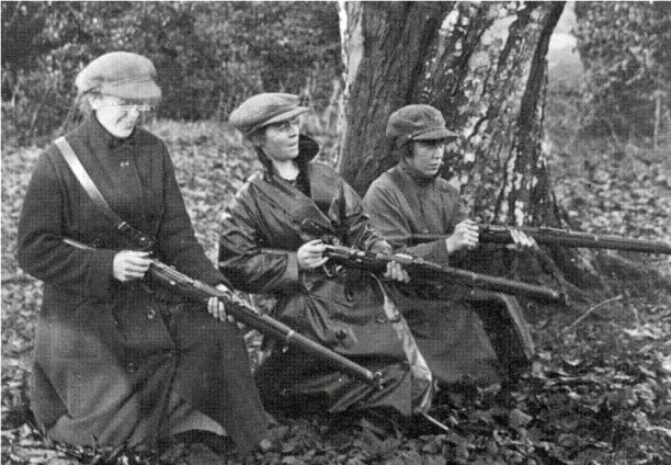 Photo of Mae Burke, Eithne Coyle and Linda Kearns, Cumann na mBan revolutionaries, taken shortly after they escaped from a British POW camp, in Carlow, Ireland 1921